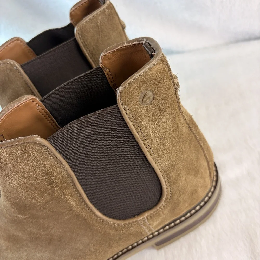Clarks Men's Jaxen Chelsea Suede Ankle Boots Taupe 9.5 EUC Minimalist Comfort